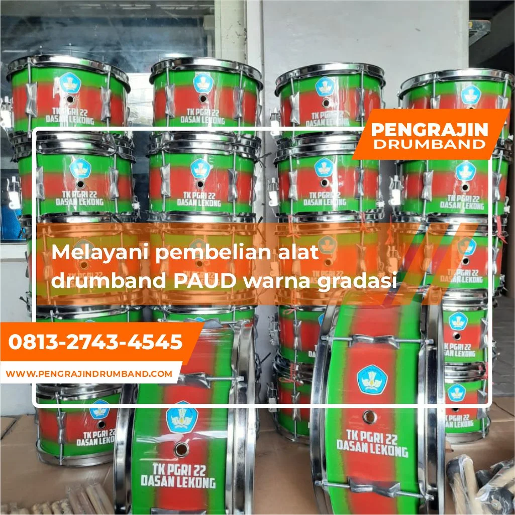 Anak PAUD memainkan alat drumband dalam kegiatan seni dan musik di sekolah